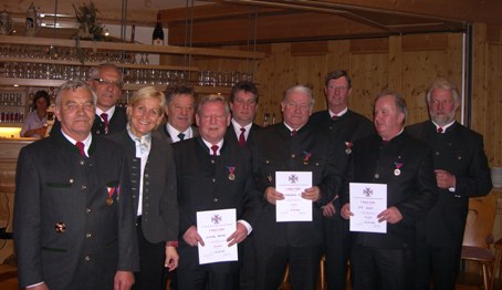 vorne: Ehrenobmann Jud Alois, BGM Sonja Ottenbacher, Wimmer Bruno, Altenberger Florian, Epp Josef     zweite Reihe: Vizebgm Johann Rattensberger, Bezirksobmann-Stellv. Schratl Rudi, Ronacher Alois, Höller Peter, Zotter Theo